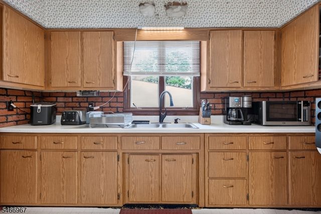 9 Chestnut St, Sussex Boro, NJ 07461