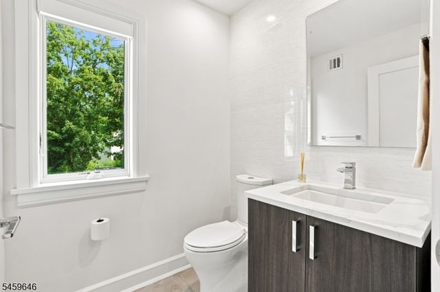 1439 River Rd 1, Edgewater Boro, NJ 07020