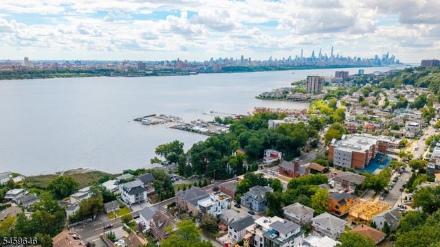 1439 River Rd 1, Edgewater Boro, NJ 07020