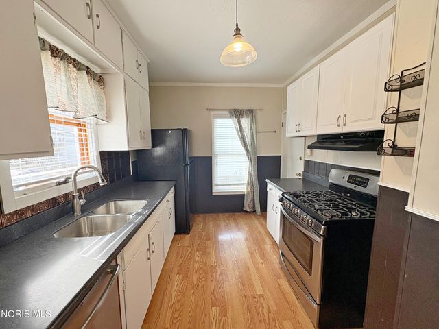 136 E Leroy Avenue, Bowling Green, OH 43402