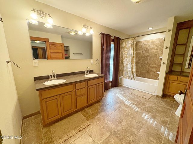 136 E Leroy Avenue, Bowling Green, OH 43402