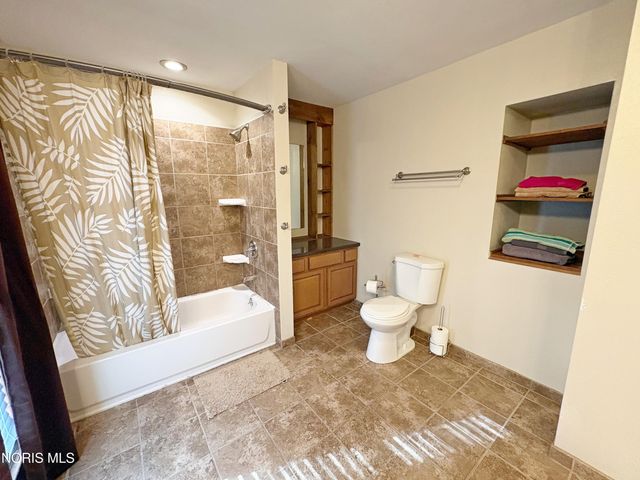 136 E Leroy Avenue, Bowling Green, OH 43402