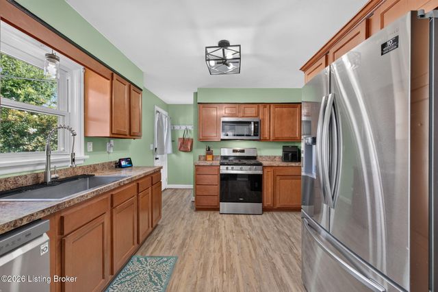 9914 Prairie Dr, Louisville, KY 40272