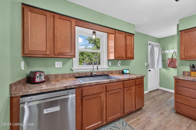9914 Prairie Dr, Louisville, KY 40272