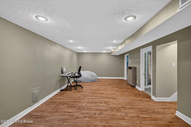 9914 Prairie Dr, Louisville, KY 40272
