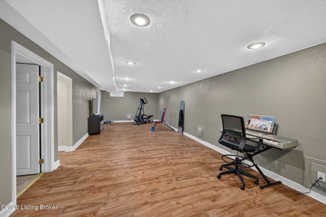 9914 Prairie Dr, Louisville, KY 40272