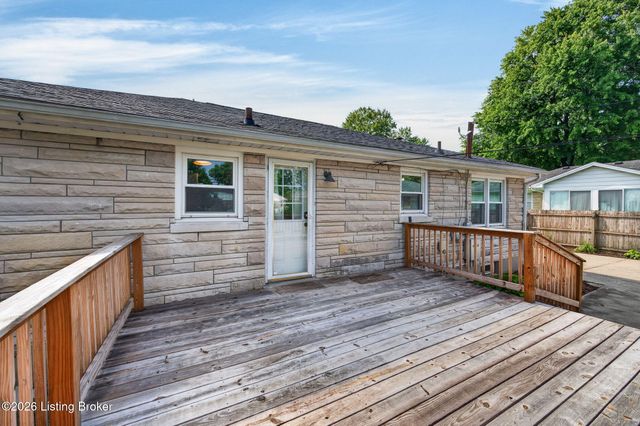9914 Prairie Dr, Louisville, KY 40272