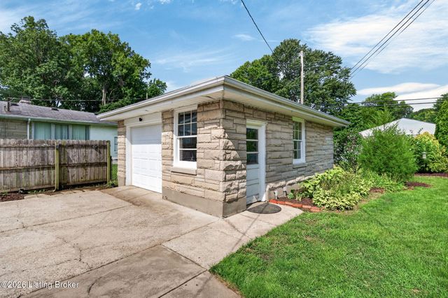 9914 Prairie Dr, Louisville, KY 40272