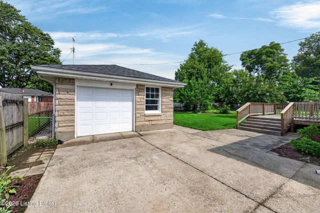 9914 Prairie Dr, Louisville, KY 40272