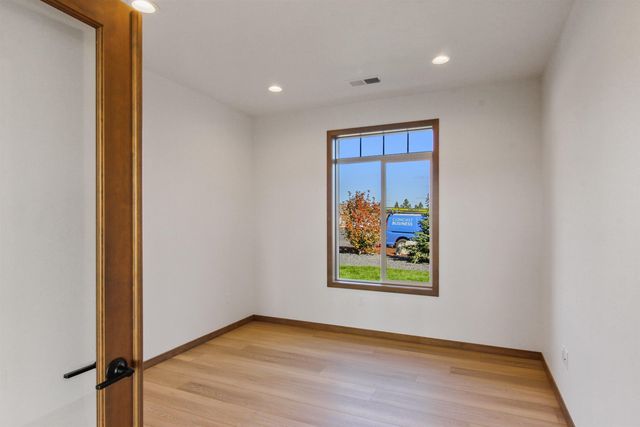 44 E Center Ln, Spokane, WA 99208