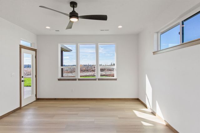 44 E Center Ln, Spokane, WA 99208
