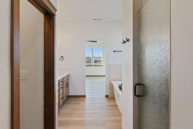 44 E Center Ln, Spokane, WA 99208