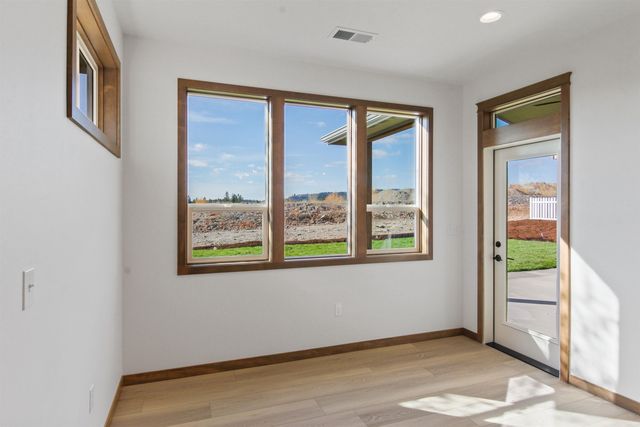 44 E Center Ln, Spokane, WA 99208