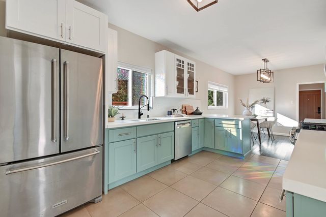 735 Apgar St, Oakland, CA 94609