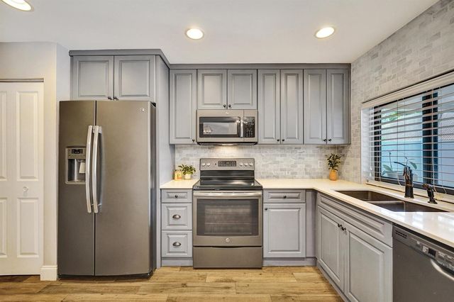800 Blue Ridge Way, Davie, FL 33325