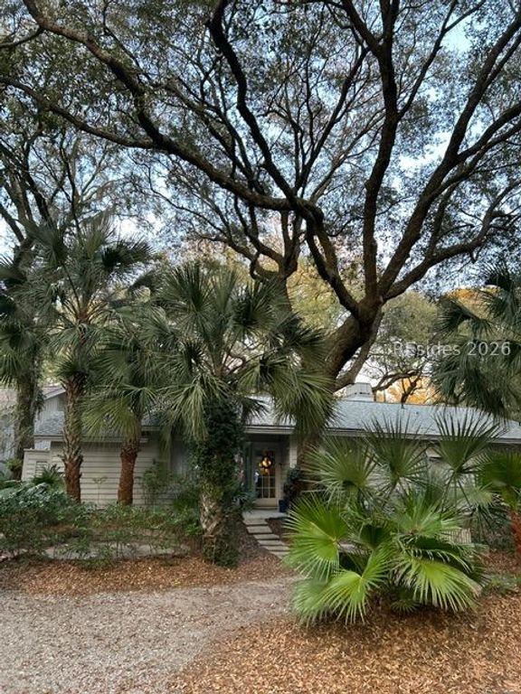 10 Hollyberry Ln, Hilton Head Island, SC 29928