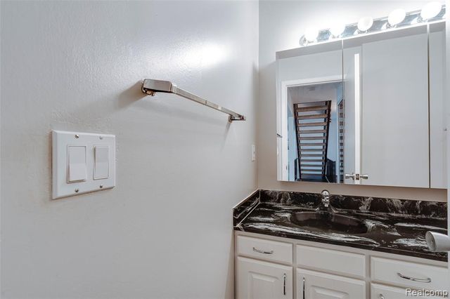 3082 Lindenwood Drive, Dearborn, MI 48120