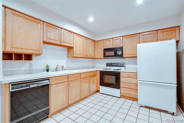 3082 Lindenwood Drive, Dearborn, MI 48120