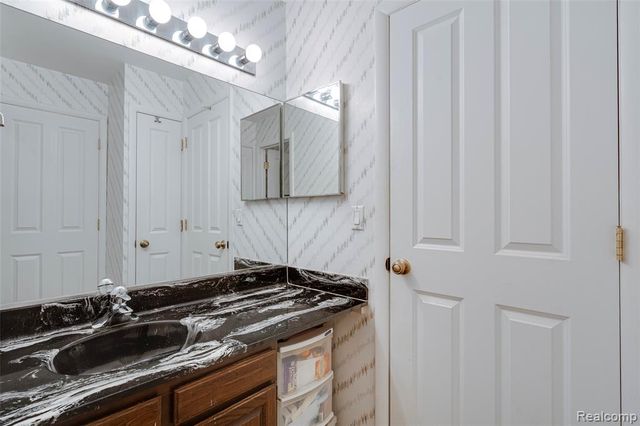 3082 Lindenwood Drive, Dearborn, MI 48120