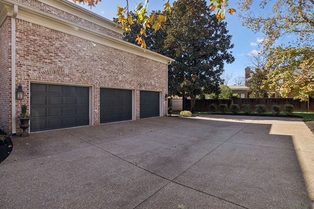 4 Middleton Park Ln, Nashville, TN 37215