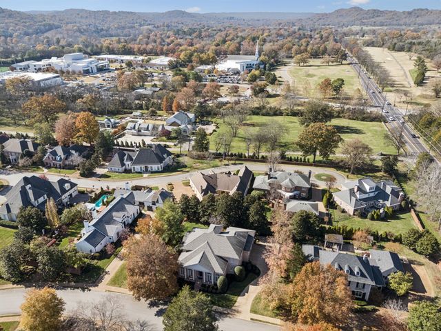 4 Middleton Park Ln, Nashville, TN 37215