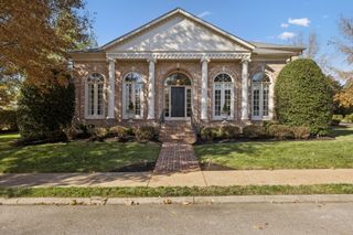 4 Middleton Park Ln, Nashville, TN 37215