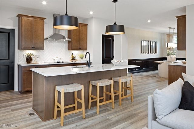 827 Colesbourne Circle, Uniontown, OH 44685