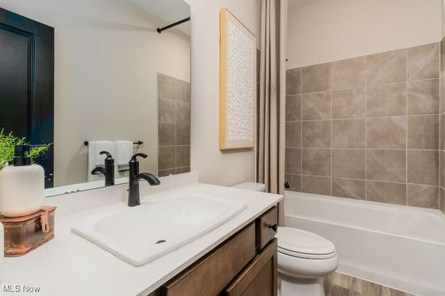 827 Colesbourne Circle, Uniontown, OH 44685