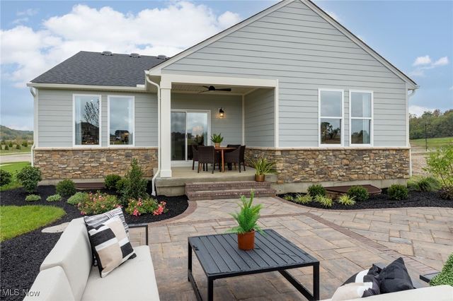 827 Colesbourne Circle, Uniontown, OH 44685