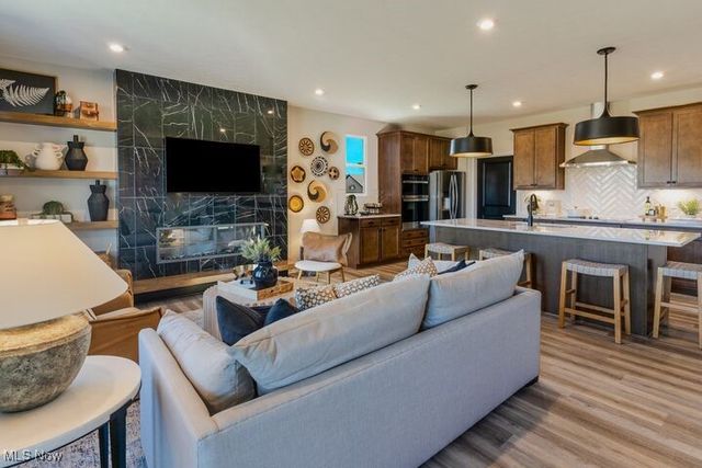 827 Colesbourne Circle, Uniontown, OH 44685