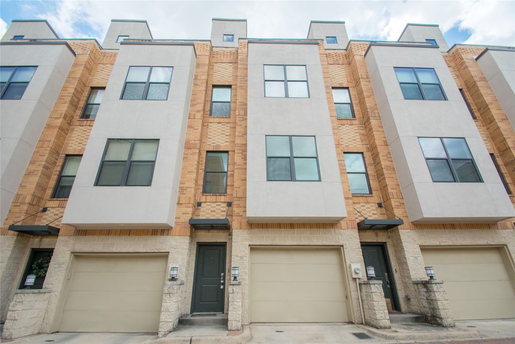 708 Skyline Bluff Court, Fort Worth, TX 76102