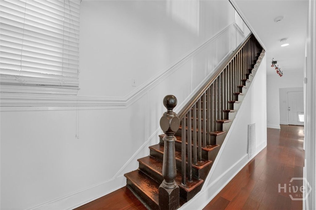 Image 4 of property listing at 506 E 31st Street, Savannah, GA 31401