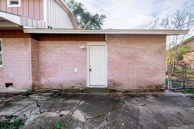 127 Dartmoor St, San Antonio, TX 78227