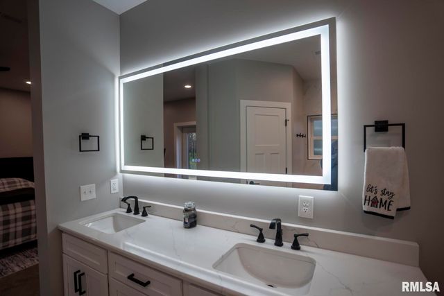 1865 Gravel Springs Circle, Jacksonville, IL 62650