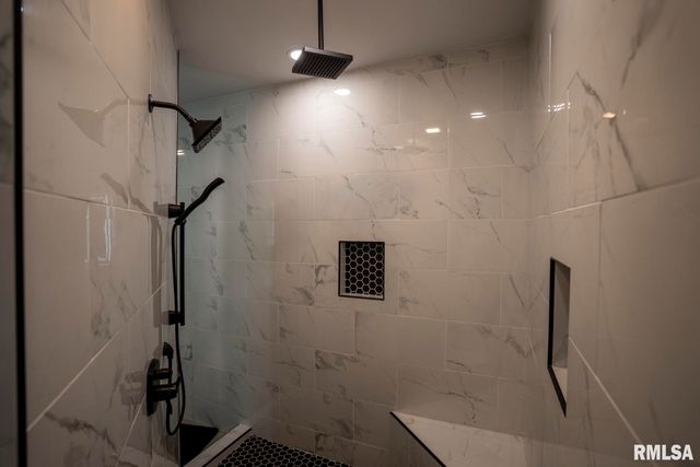 1865 Gravel Springs Circle, Jacksonville, IL 62650