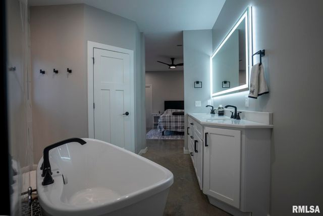 1865 Gravel Springs Circle, Jacksonville, IL 62650