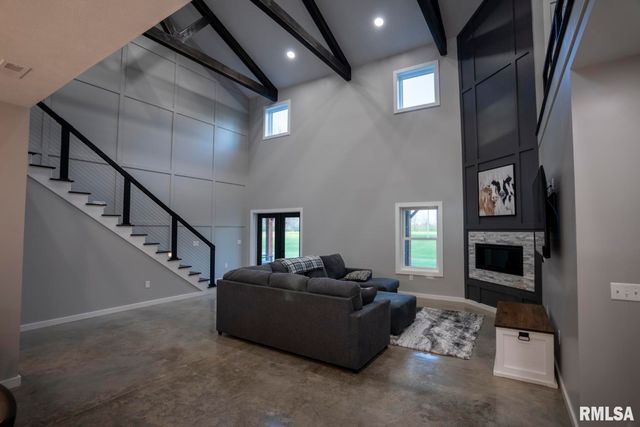 1865 Gravel Springs Circle, Jacksonville, IL 62650