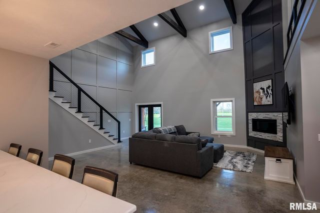 1865 Gravel Springs Circle, Jacksonville, IL 62650