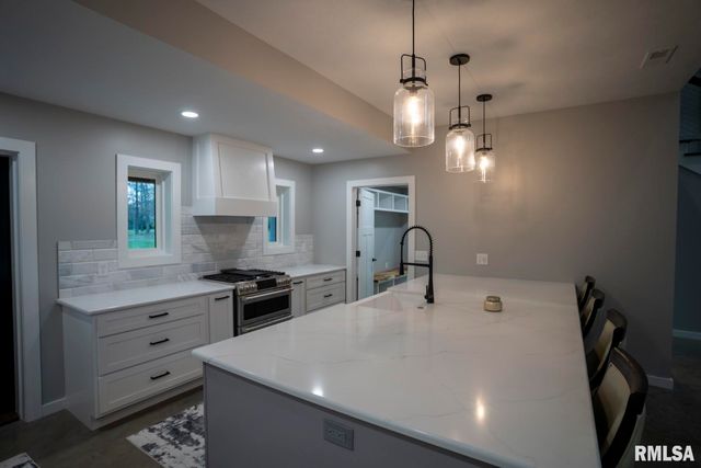 1865 Gravel Springs Circle, Jacksonville, IL 62650