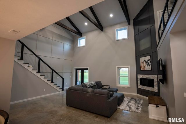 1865 Gravel Springs Circle, Jacksonville, IL 62650