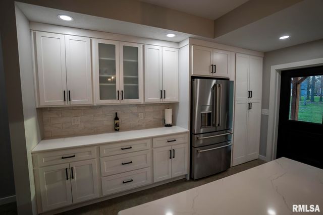 1865 Gravel Springs Circle, Jacksonville, IL 62650