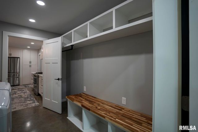 1865 Gravel Springs Circle, Jacksonville, IL 62650