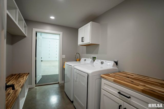 1865 Gravel Springs Circle, Jacksonville, IL 62650