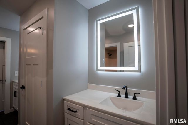 1865 Gravel Springs Circle, Jacksonville, IL 62650