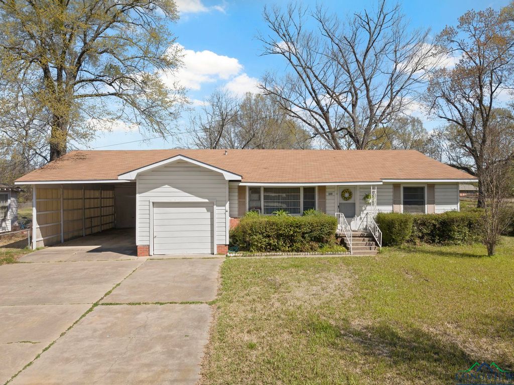 609 E Main St, Omaha, TX 75571