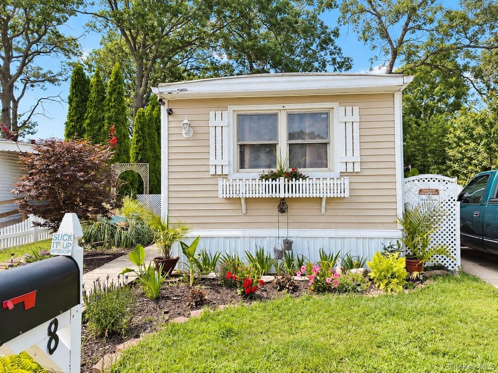 8 Buttercup Drive, Bohemia, NY 11716 — exterior