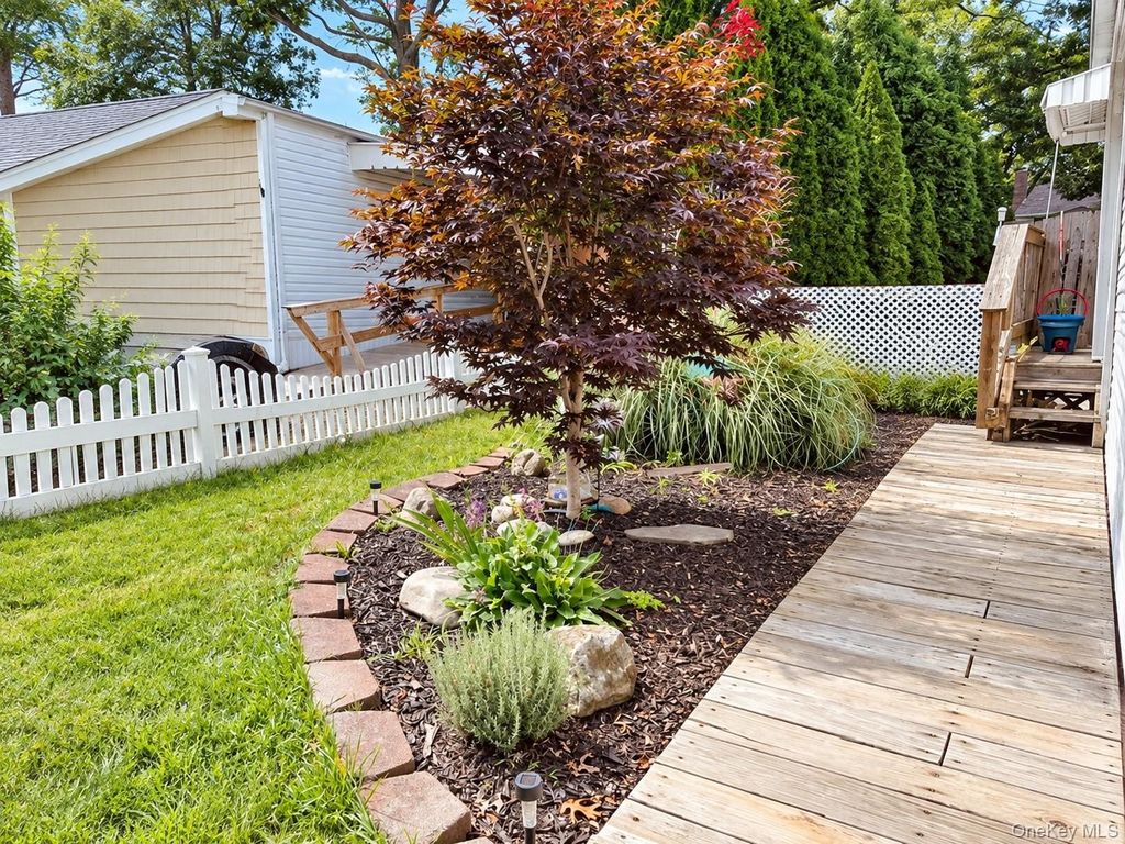 8 Buttercup Drive, Bohemia, NY 11716 — photo 2