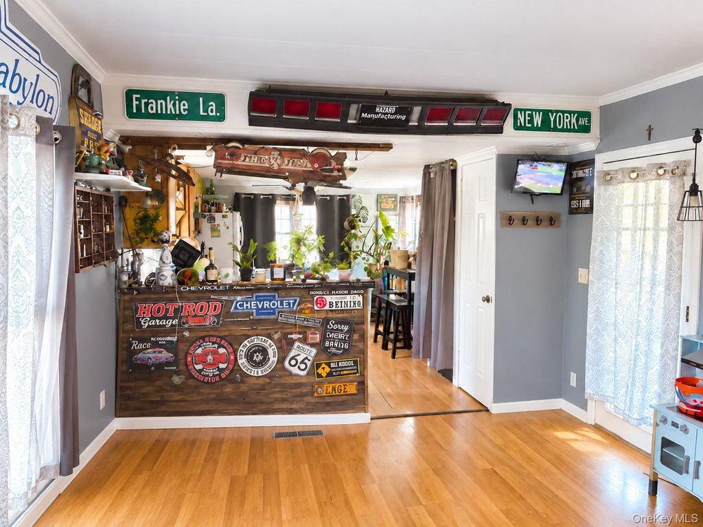 8 Buttercup Drive, Bohemia, NY 11716 — photo 4