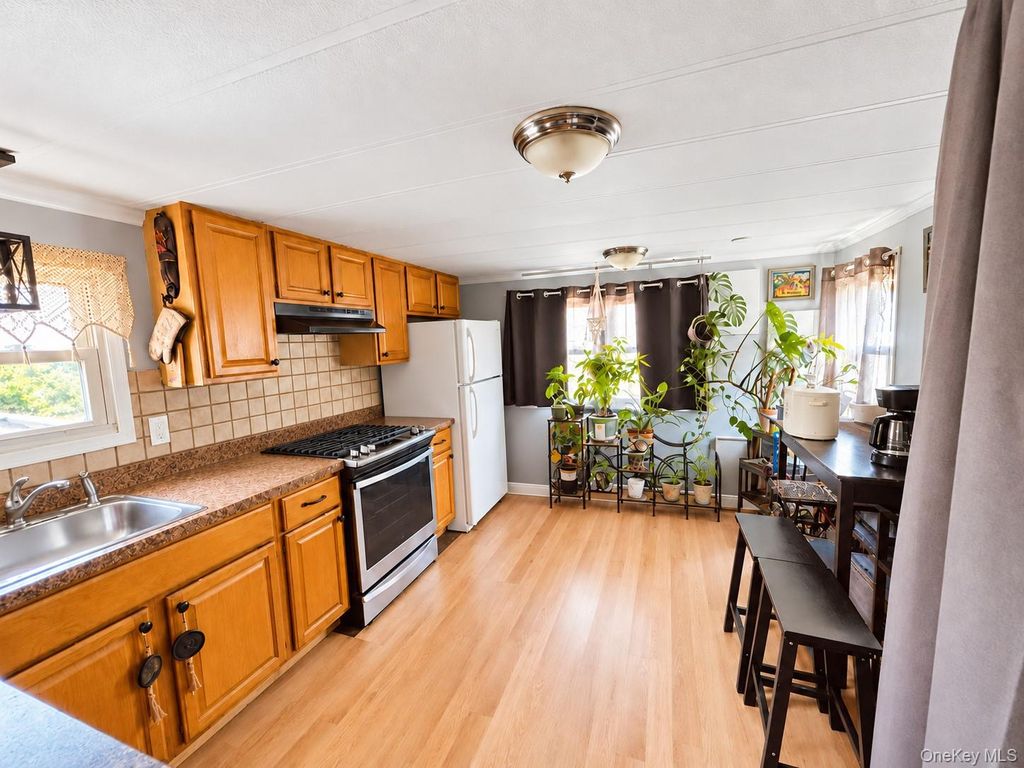 8 Buttercup Drive, Bohemia, NY 11716 — photo 5