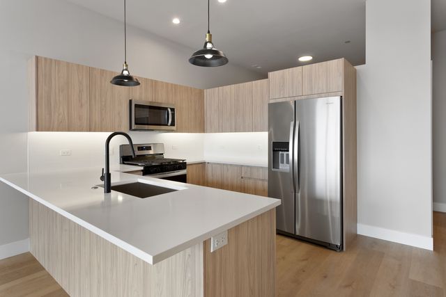 2505 W Farragut Avenue 402, Chicago, IL 60625